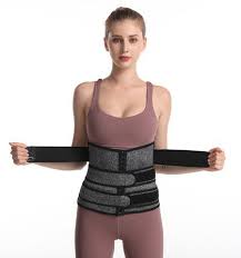 Future maman souriante utilisant la ceinture de soutien lombaire Maternella pour soulager son dos.